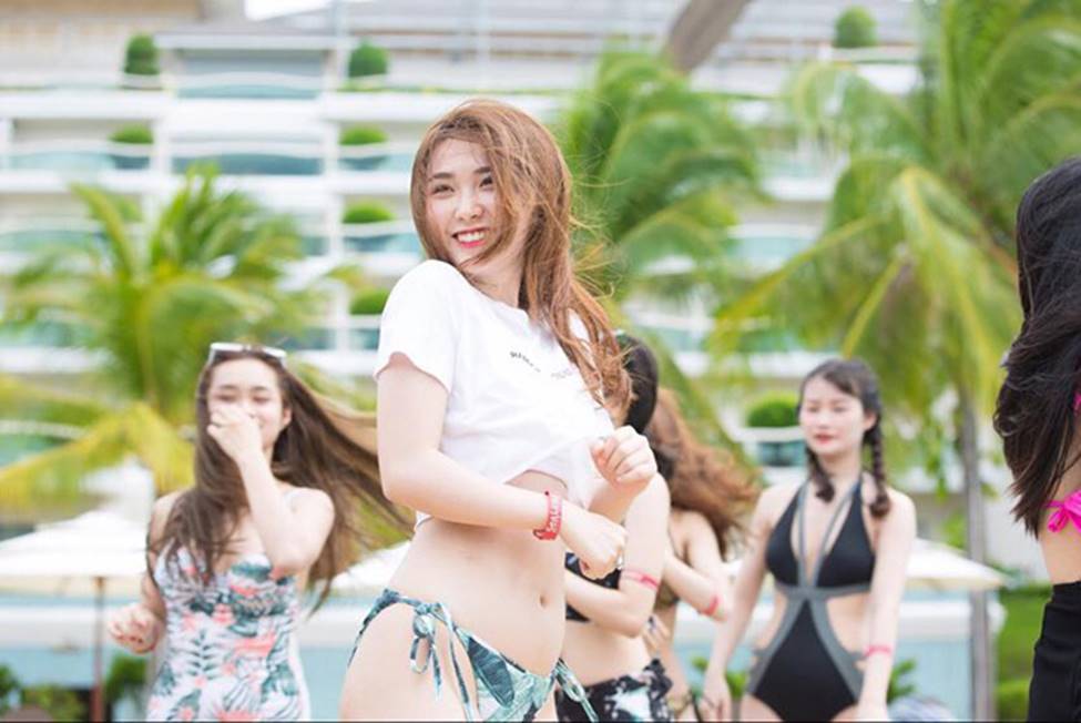 Bạn gái thủ môn Văn Lâm, Tiến Dũng khiến fan ngơ ngẩn vì điểm này!-17