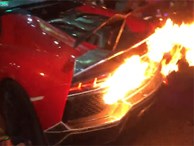 Siêu xe Lamborghini cháy ngùn ngụt khi nẹt pô 'đi bão”