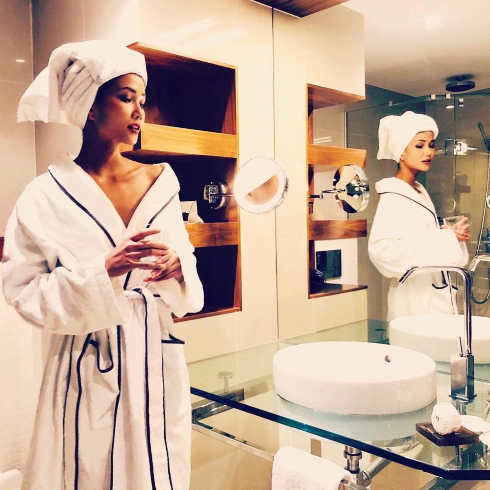 Khoe dáng trong buồng tắm - 1001 cách ăn mặc nhức mắt của sao Việt-2