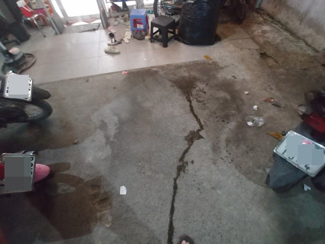 Để con tè bậy lên chân người khác nơi công cộng, bà mẹ trẻ thản nhiên: Trẻ con không biết gì!-1