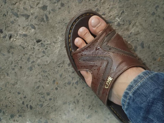 Để con tè bậy lên chân người khác nơi công cộng, bà mẹ trẻ thản nhiên: Trẻ con không biết gì!-2