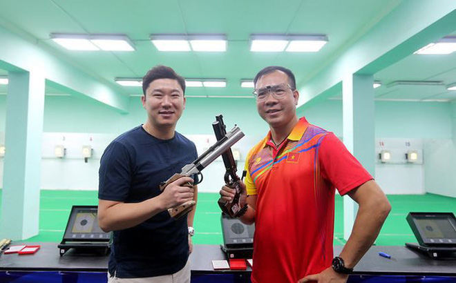 HLV Park Hang Seo và đội tuyển Việt Nam đón khách đặc biệt-1