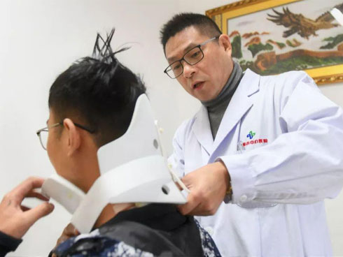 ‘Hoàng tử ếch’ ở Nam Định đi lại được sau 28 năm-4