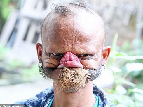 Thanh niên nổi tiếng khắp MXH vì vẻ xấu lạ hiếm gặp, tuyên bố mình là người duy nhất trên trái đất tự liếm được trán