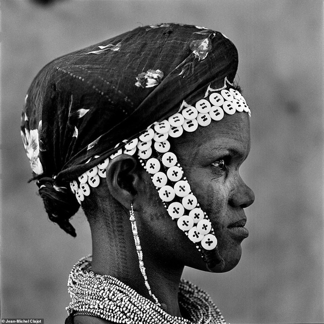 Tục lệ khắc dấu lên đầu trẻ em để đánh dấu thành viên gia tộc ở Châu Phi khiến ai chứng kiến cũng rùng mình-1