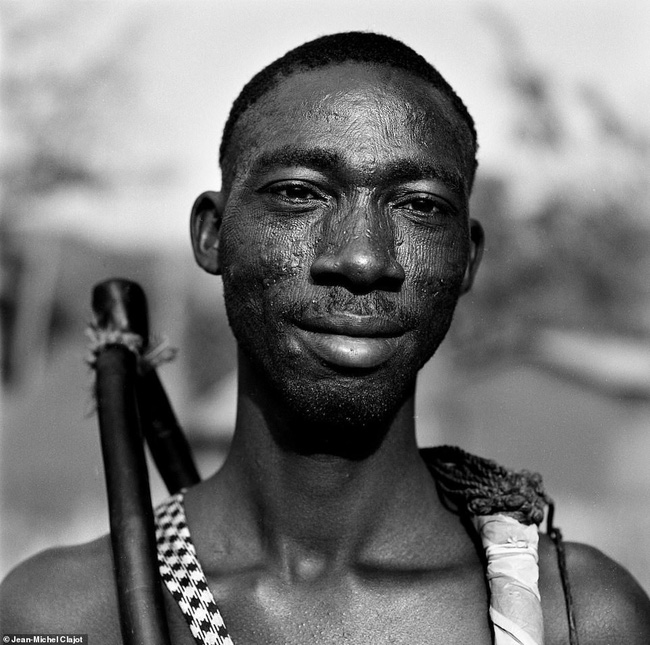 Tục lệ khắc dấu lên đầu trẻ em để đánh dấu thành viên gia tộc ở Châu Phi khiến ai chứng kiến cũng rùng mình-2