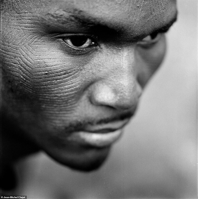 Tục lệ khắc dấu lên đầu trẻ em để đánh dấu thành viên gia tộc ở Châu Phi khiến ai chứng kiến cũng rùng mình-4