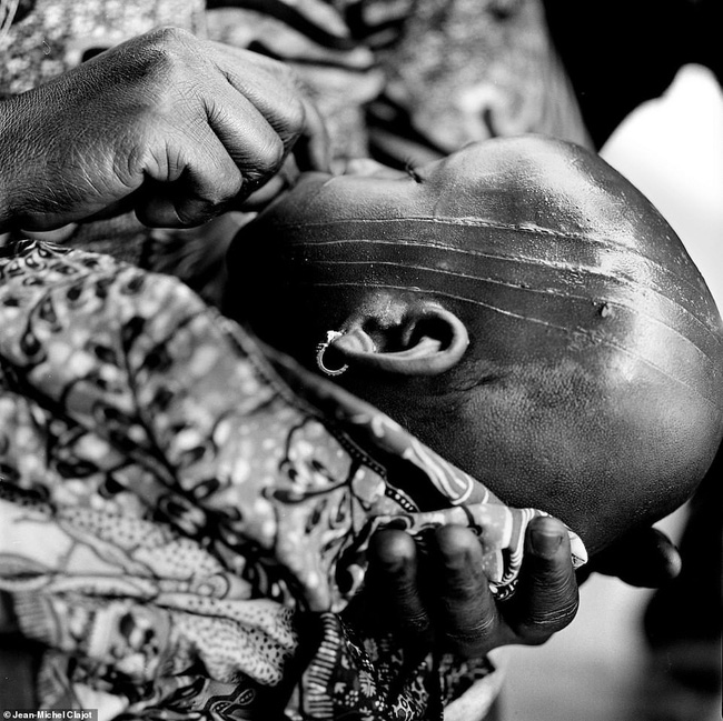 Tục lệ khắc dấu lên đầu trẻ em để đánh dấu thành viên gia tộc ở Châu Phi khiến ai chứng kiến cũng rùng mình-6