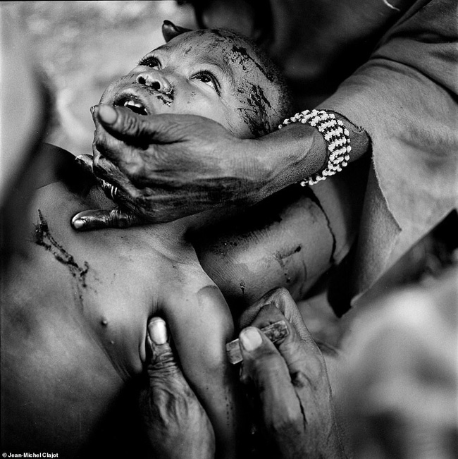 Tục lệ khắc dấu lên đầu trẻ em để đánh dấu thành viên gia tộc ở Châu Phi khiến ai chứng kiến cũng rùng mình-5