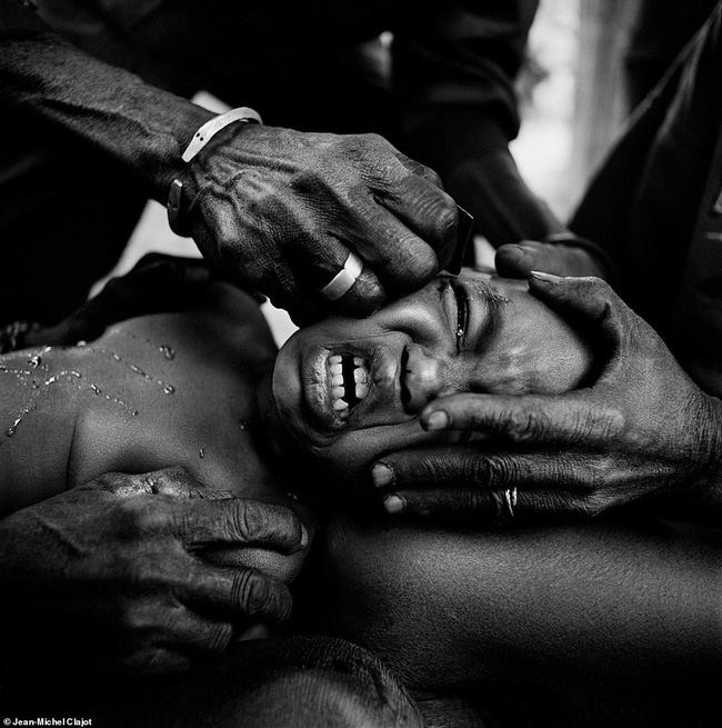 Tục lệ khắc dấu lên đầu trẻ em để đánh dấu thành viên gia tộc ở Châu Phi khiến ai chứng kiến cũng rùng mình-11