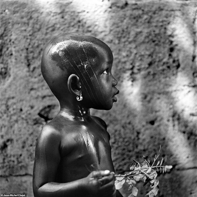 Tục lệ khắc dấu lên đầu trẻ em để đánh dấu thành viên gia tộc ở Châu Phi khiến ai chứng kiến cũng rùng mình-12