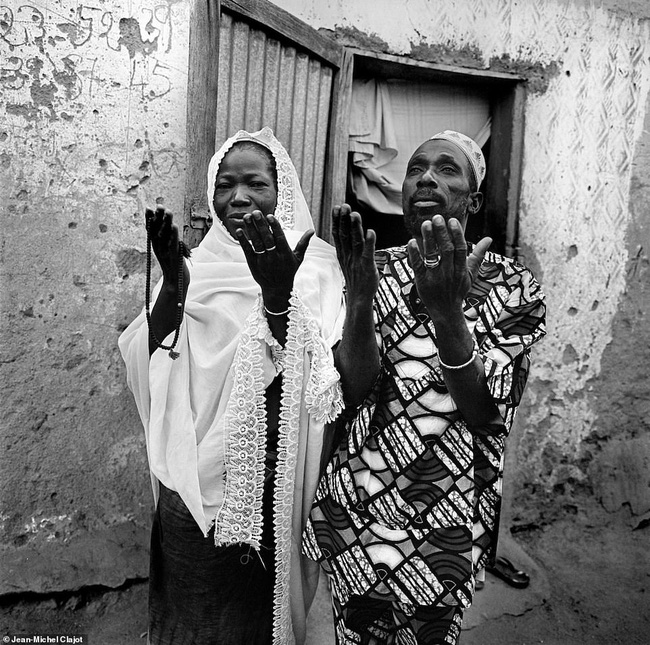 Tục lệ khắc dấu lên đầu trẻ em để đánh dấu thành viên gia tộc ở Châu Phi khiến ai chứng kiến cũng rùng mình-7