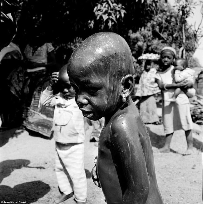 Tục lệ khắc dấu lên đầu trẻ em để đánh dấu thành viên gia tộc ở Châu Phi khiến ai chứng kiến cũng rùng mình-9