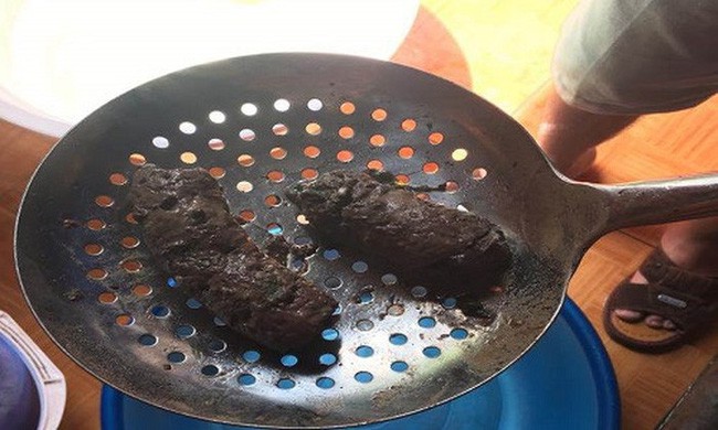 Đang tầm đói đêm, cô gái bắt gặp đĩa xúc xích hình dáng nhạy cảm đến mức tắt cả hứng ăn-2