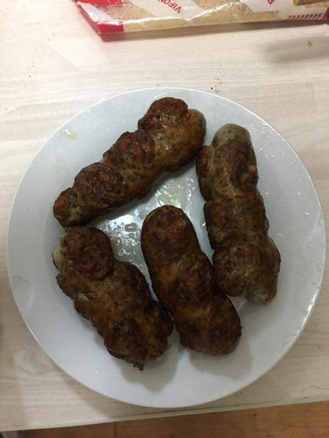 Đang tầm đói đêm, cô gái bắt gặp đĩa xúc xích hình dáng nhạy cảm đến mức tắt cả hứng ăn-4