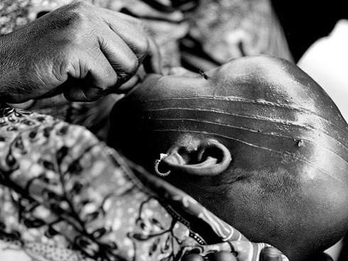 Tập tục lạ của người Peru: Lao vào đánh nhau để chào năm mới, bõ tức lại ôm cái giảng hòa-7