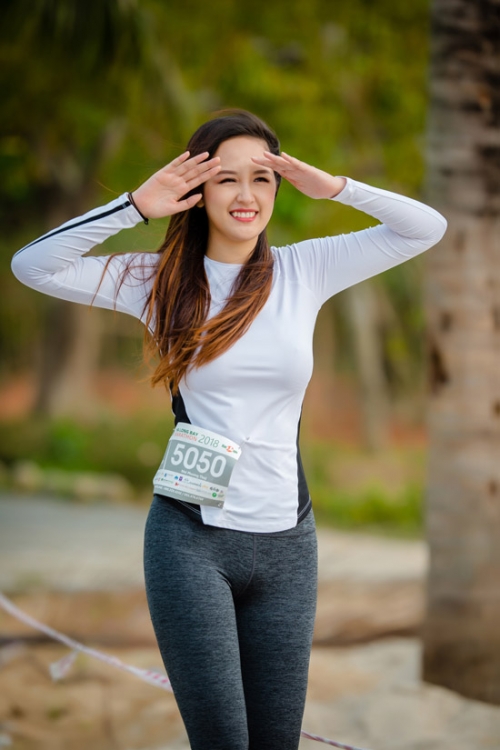 Điểm mặt mối thù truyền kiếp của Ngọc Trinh, Mai Phương Thúy: Những chiếc quần chẽn bó chặt từng thớ chịt-4