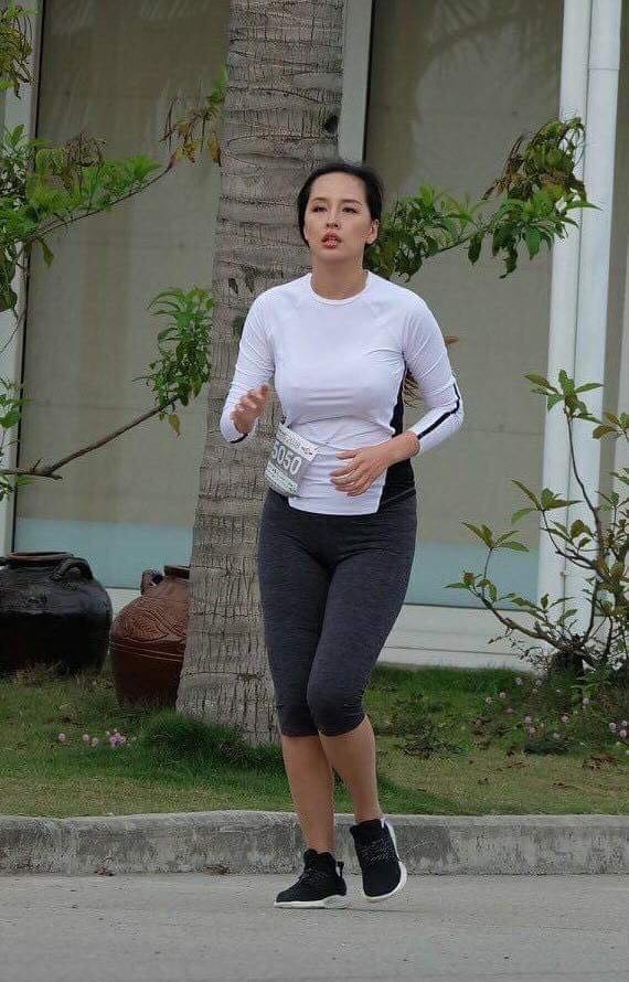 Điểm mặt mối thù truyền kiếp của Ngọc Trinh, Mai Phương Thúy: Những chiếc quần chẽn bó chặt từng thớ chịt-5