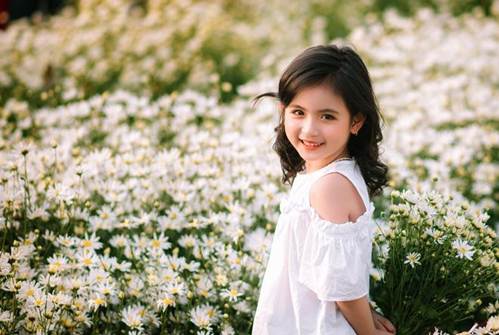 Bé 5 tuổi xinh hút hồn ví như hoa hậu nhí Hải Dương, nhìn cô em còn ngất ngây hơn-1