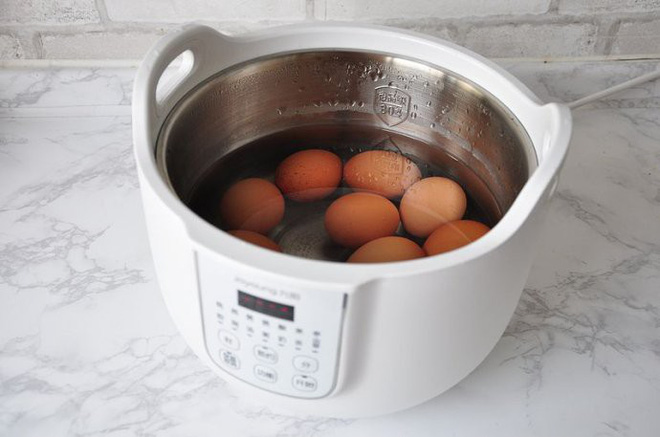 Trứng luộc không còn nhạt nhẽo vô vị khi bạn ngâm vào thứ nước thần kỳ diệu này-1