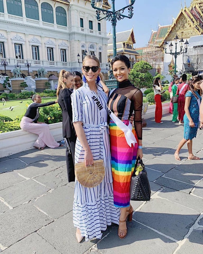 Không chỉ mỗi ngày thay 4 bộ trang phục, HHen Niê còn xuất sắc ghi điểm vì quá tinh tế ở điều này-7