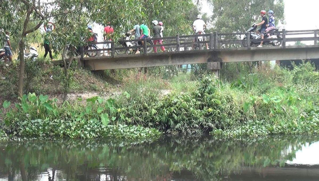 Người đàn ông mặc đồng phục GrabBike nghi bị giết, cướp tài sản rồi để xác dưới chân cầu-1