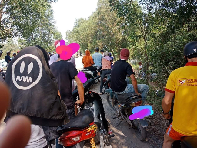 Người đàn ông mặc đồng phục GrabBike nghi bị giết, cướp tài sản rồi để xác dưới chân cầu-2