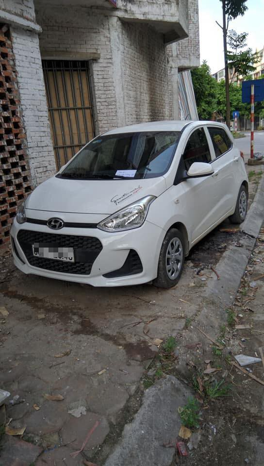 Đỗ xe ô tô trên đống than hồng rồi bỏ đi, tài xế may mắn được người dân dùng nước dập hộ-2