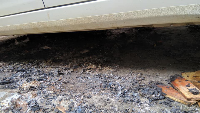 Đỗ xe ô tô trên đống than hồng rồi bỏ đi, tài xế may mắn được người dân dùng nước dập hộ-3