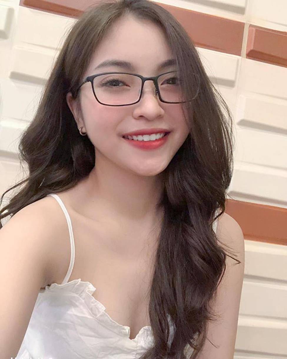 Top 5 cô bạn gái gợi cảm nhất của các cầu thủ tuyển Việt Nam-4