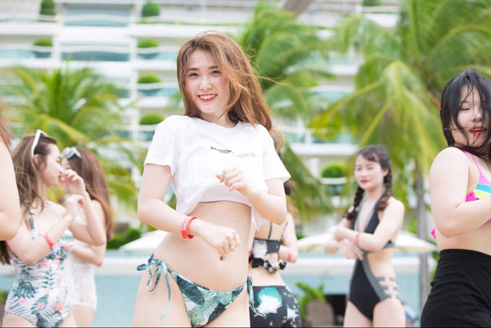 Top 5 cô bạn gái gợi cảm nhất của các cầu thủ tuyển Việt Nam-10