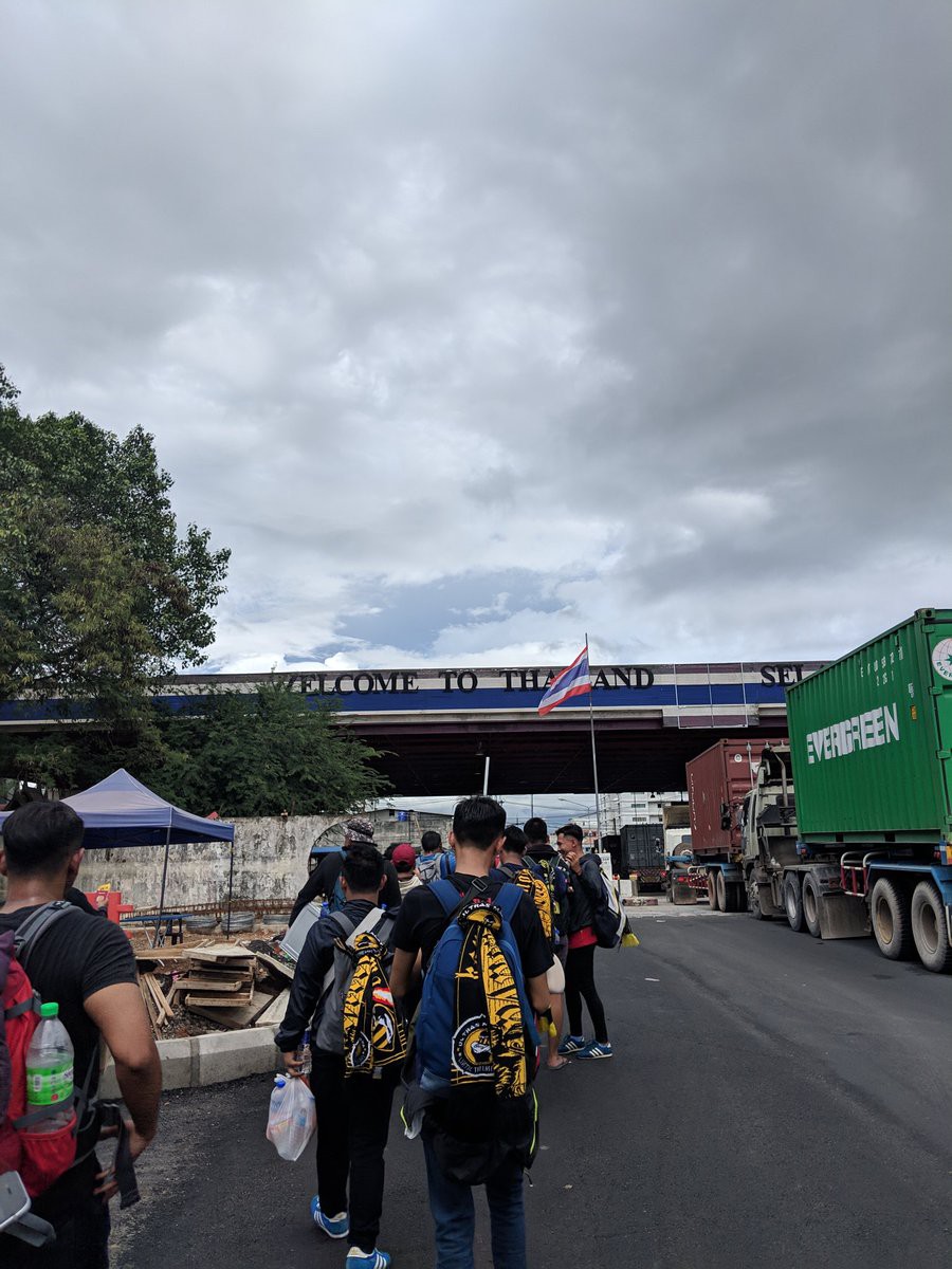 Cổ động viên Malaysia đi xe bus trong 24 tiếng để cổ vũ đội nhà tại bán kết AFF Cup 2018-2