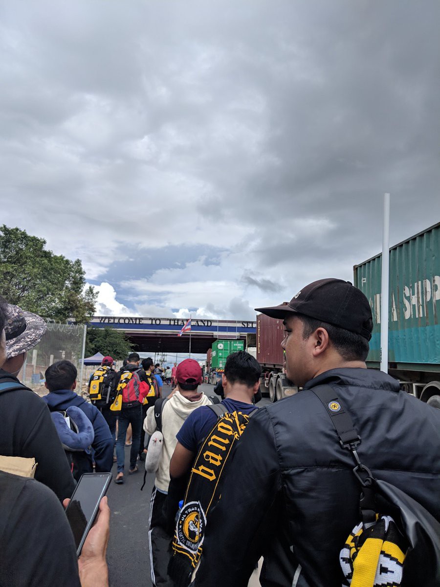 Cổ động viên Malaysia đi xe bus trong 24 tiếng để cổ vũ đội nhà tại bán kết AFF Cup 2018-3