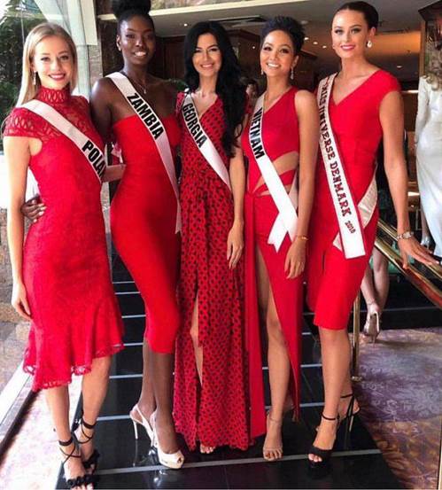 Khi đụng màu trang phục với loạt đối thủ, HHen Niê không ngại tung chiêu bằng bộ cánh này-4