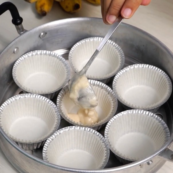 Mỗi khi nhà dư chuối tôi lại làm bánh chuối hấp, cực dễ mà ngon tới nỗi 1 nốt nhạc là hết veo-3