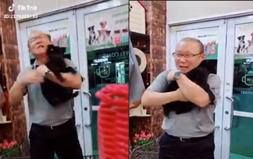 Clip HLV Park Hang Seo vui vẻ ôm lấy chú cún nhỏ đang mừng rỡ rối rít khiến dân mạng sốt rần rần-1