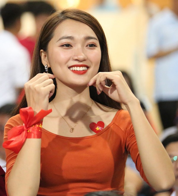 Dàn chân dài của sao Việt Nam bất ngờ xuống tóc trước trận gặp Philippines-10