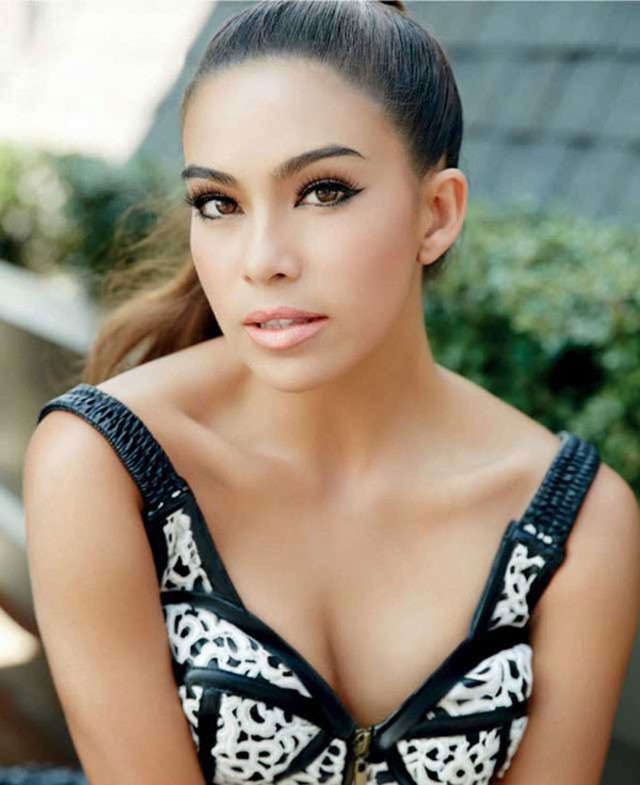 Ngắm các nàng WAGs xinh đẹp của dàn sao tuyển Thái Lan-2