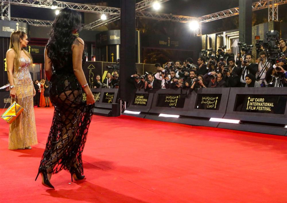 Trang phục từng giúp Phí Phương Anh và Bảo Thy tỏa sáng lại đang khiến một mỹ nhân khác có nguy cơ ngồi tù 5 năm-5