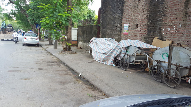 Nữ công nhân môi trường hốt hoảng phát hiện bé trai sơ sinh còn sống, bị bỏ ngay trên đống rác trong thùng-1