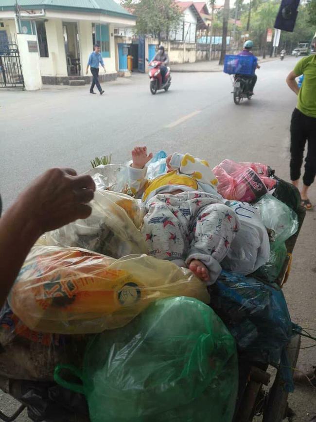 Nữ công nhân môi trường hốt hoảng phát hiện bé trai sơ sinh còn sống, bị bỏ ngay trên đống rác trong thùng-3