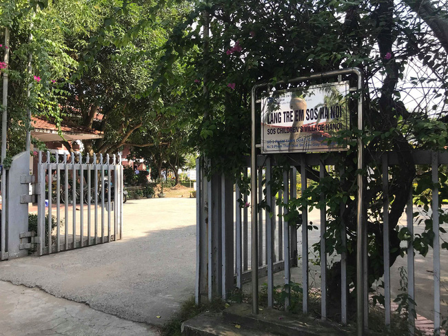 Nữ công nhân môi trường hốt hoảng phát hiện bé trai sơ sinh còn sống, bị bỏ ngay trên đống rác trong thùng-5