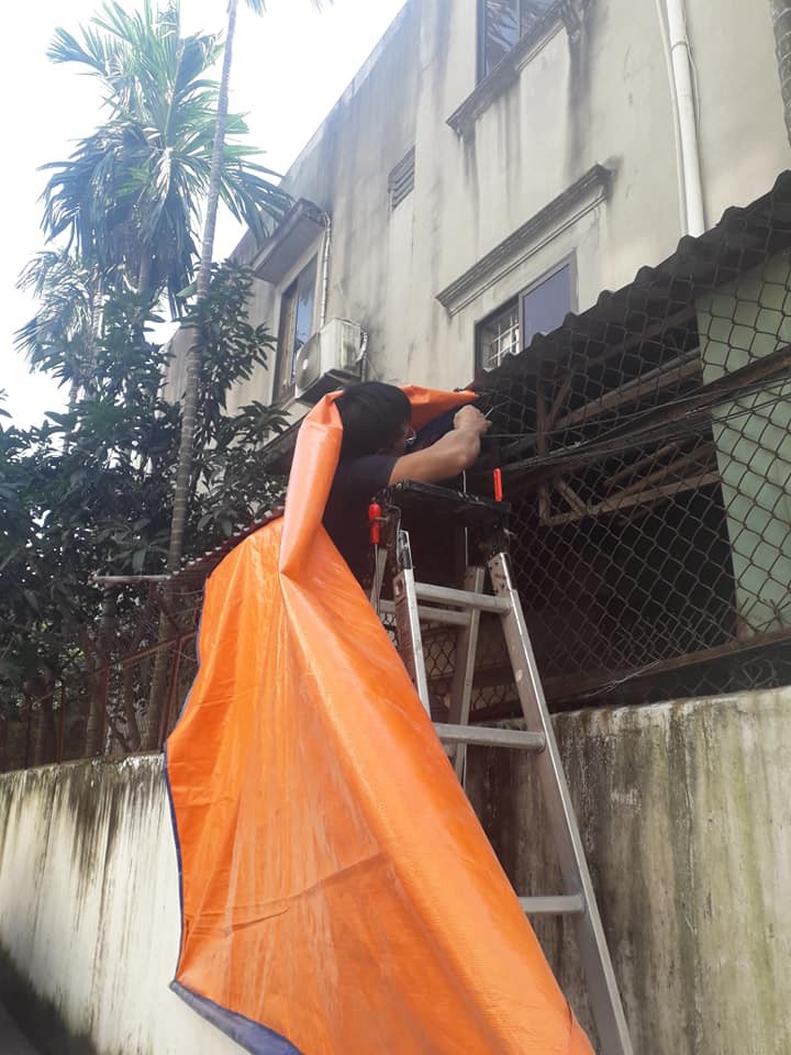 Anh sếp cưng nhân viên nhất quả đất: Tự tay làm mái che cho nhân viên để xe-1