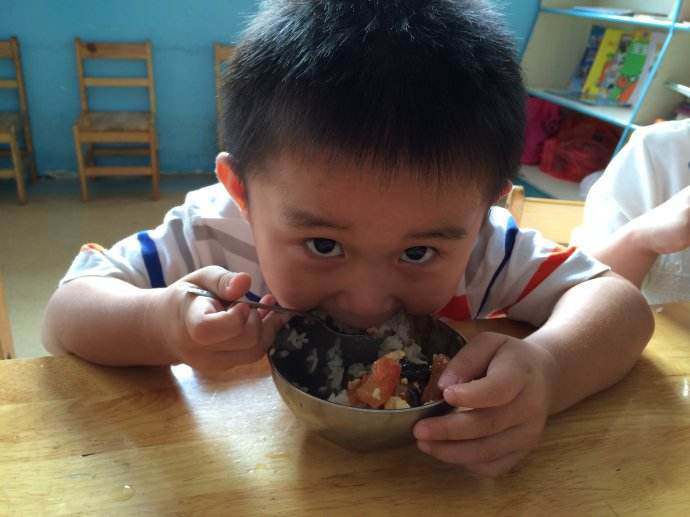 Bé trai 6 tuổi đi ngủ mãi không dậy, bà lật mở tấm chăn và òa khóc nức nở-1