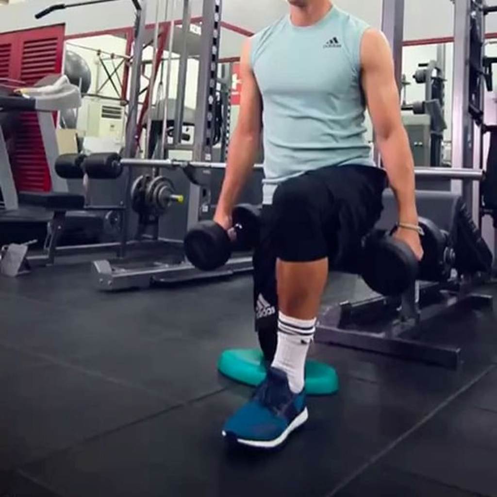 Vẻ đẹp nam thần, thân hình như tượng của đội trưởng tuyển Philippines đá AFF Cup-7