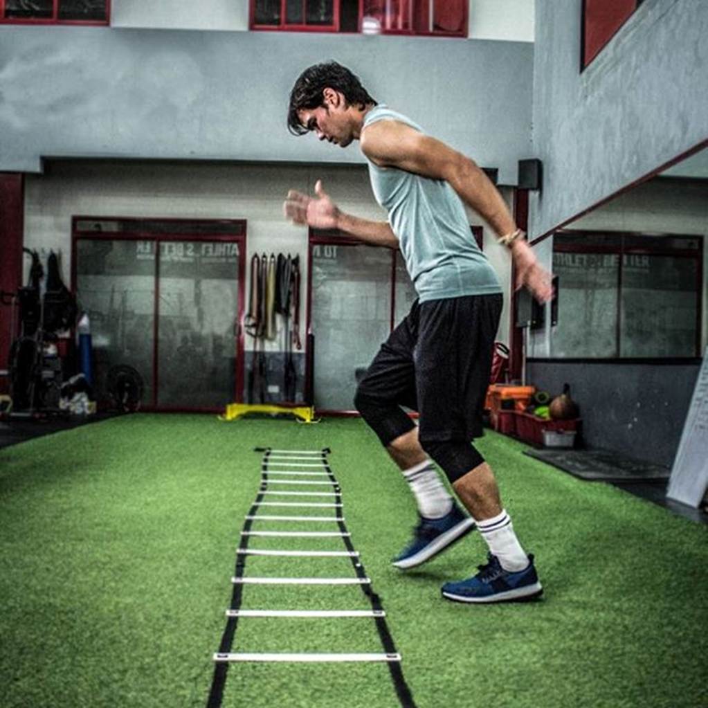 Vẻ đẹp nam thần, thân hình như tượng của đội trưởng tuyển Philippines đá AFF Cup-8