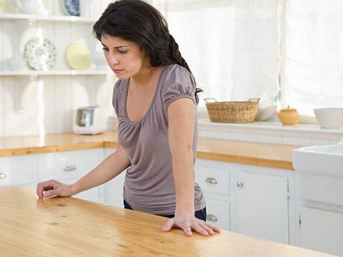 Trong cơn cuồng ghen, tôi cắt nát đôi giày vải cũ kĩ chồng nâng niu, đến khi biết sự thật mới ngớ người hối hận