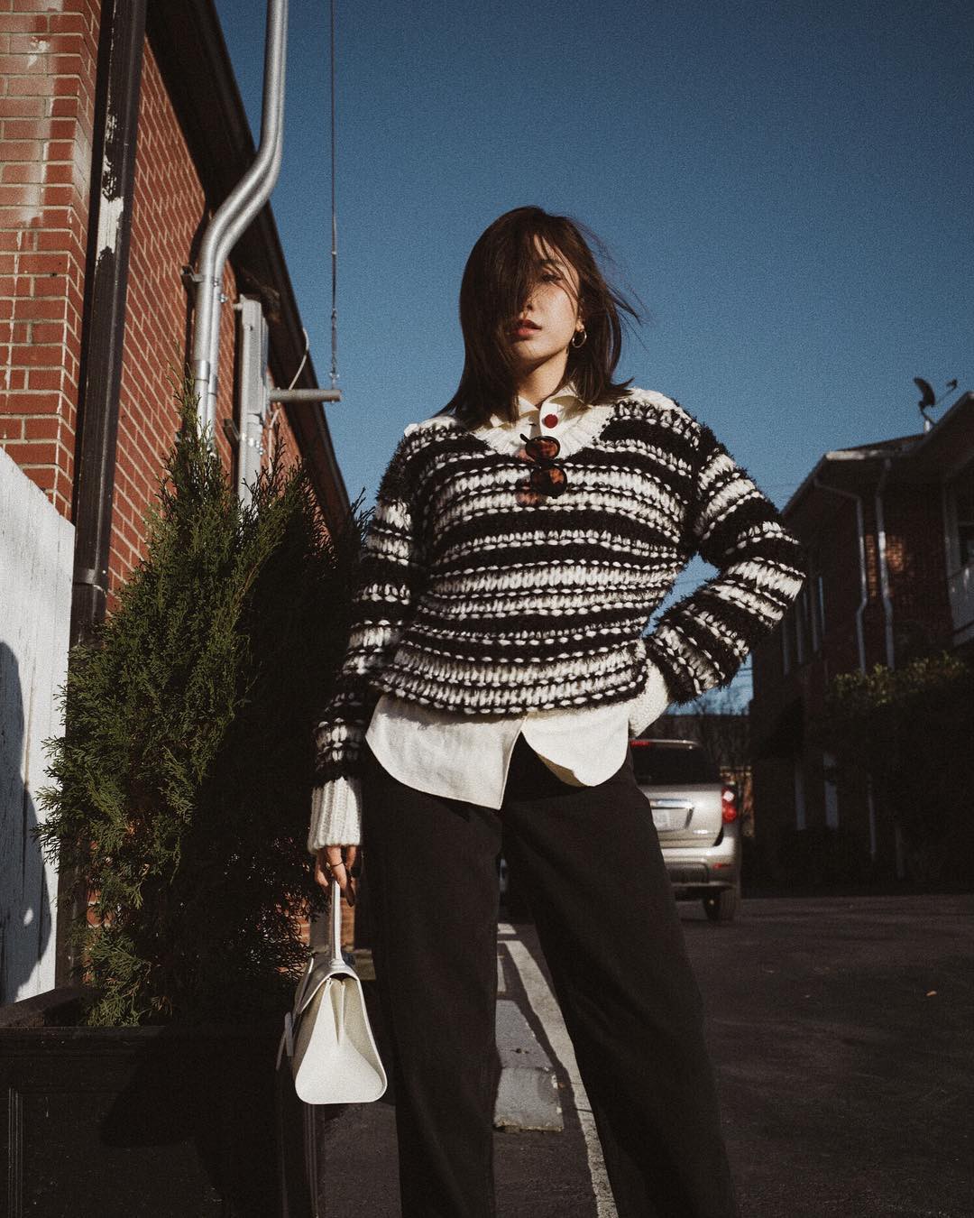 Diện mãi áo len trơn cũng chán, đổi sang áo len họa tiết mặc vừa đẹp lại chẳng lo lỗi mốt-10