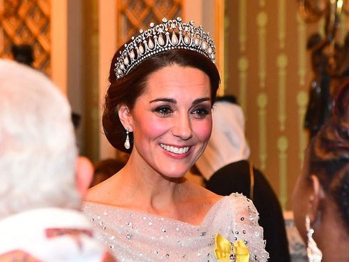 Trong khi em dâu Meghan ủ rũ, kém sắc, Công nương Kate lại tỏa sáng, xinh đẹp hết phần người khác như thế này đây