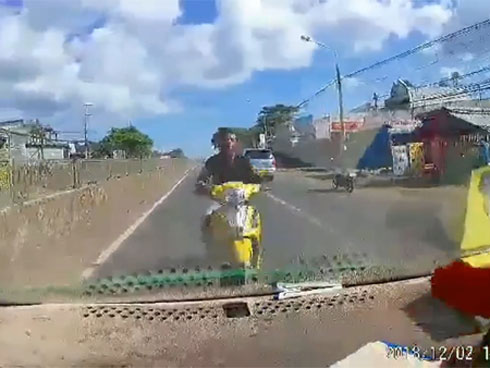 Khoảnh khắc người đàn ông xuống ô tô, tranh thủ tập thể dục ở ngã 4 khiến dân mạng thích thú-1